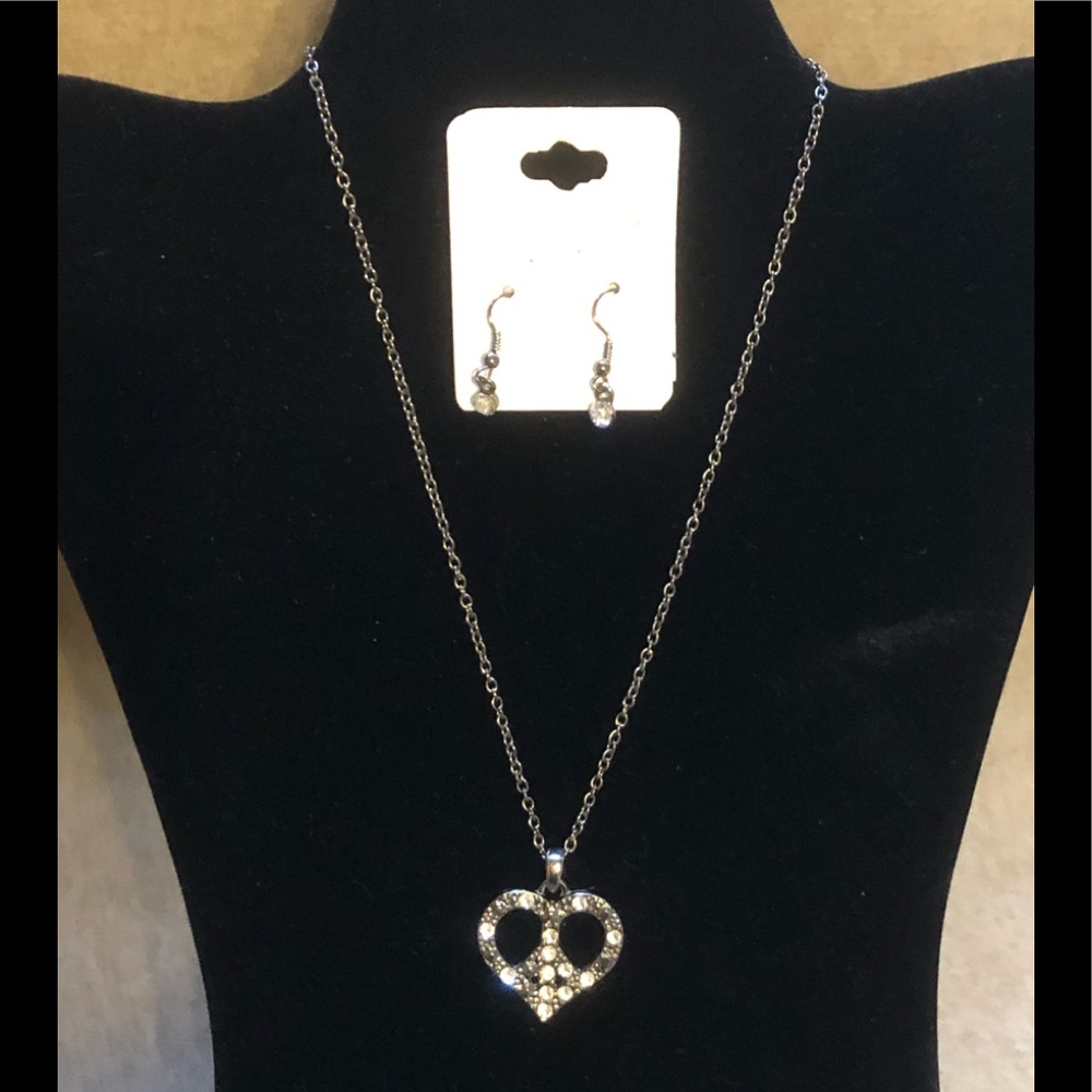 Pewter Colored Necklace w/Heart